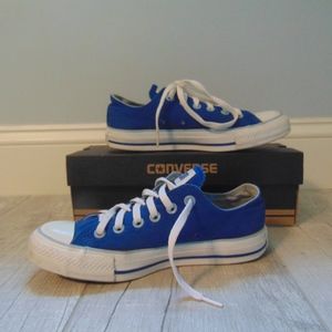 Blue low-top converse (women's size 7)